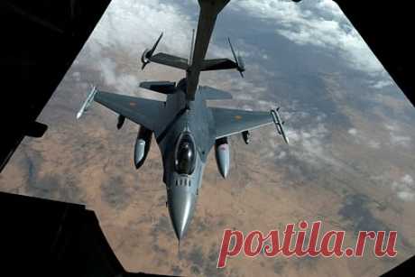 Стало известно об обучении украинских пилотов в США управлению F-16. Два украинских пилота начали обучение на американских боевых самолетах, в том числе истребителях F-16. Как рассказал собеседник Anadolu, на данный момент украинские пилоты находятся на ознакомительном мероприятии в Тусоне, штат Аризона. В ходе обучения пилоты будут тренироваться на симуляторах.