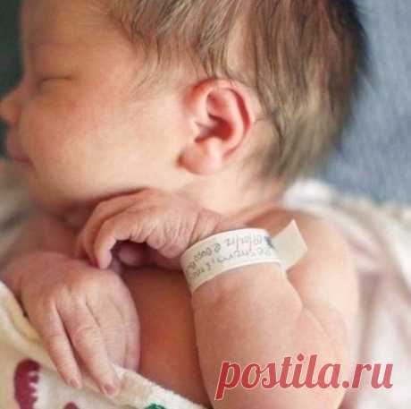 Сколько бы времени ни прошло, каждая мама будет помнить свою первую встречу с малышом.

Целовать, и не нацеловаться. Дышать и не надышаться. Никогда рядом не набыться. И любить, любить – не налюбиться.