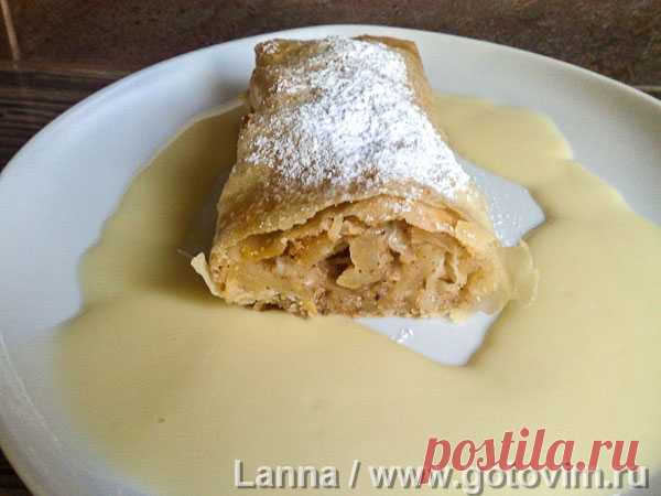 Яблочный штрудель. Рецепт с фото Рецептов яблочного штруделя много. Этот готовится из готового тесто фило с начинкой из кисло-сладких сочных яблок с медом, сахаром и миндалем. Готовый штрудель подают с ванильным соусом.
