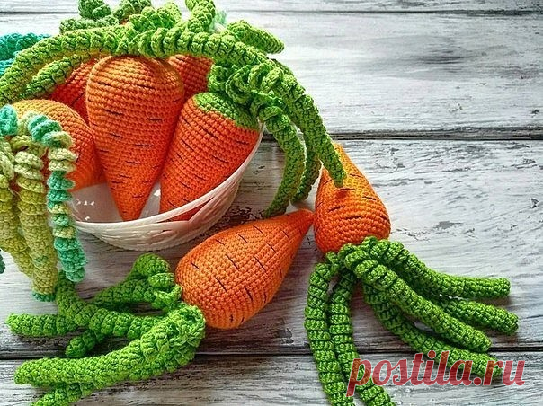 Морковка очень полезная штука, по этому нужно ее обязательно связать=)
Берём пряжу оранжевого цвета 
1ряд: 6 сбн в КА 
2ряд: (1сбн, пр.) *3 раза (9) 
3ряд: 9 сбн 
Показать полностью…