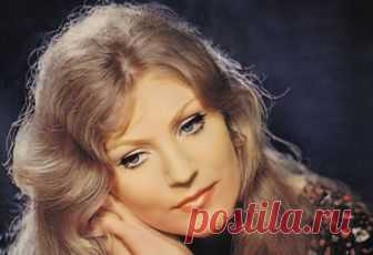 Анна Герман - знаменитая певица и композитор. Герман Анна Виктория родилась 14 февраля 1936 г. в Ургенче. Ее матушка, Ирма, была из голландских потомков, проживавших на территории Германии (меннониты). Работала Ирма учительницей немецкого языка, однако дома разговаривала лишь на одном из нем. диалектов. 

Отец, Ойген Хёрманн (в российском языке Евгений Герман), также был немецких кровей. Работал Ойген бухгалтером, но уже в 1937-ом году на него поступило ложное донесение, п...