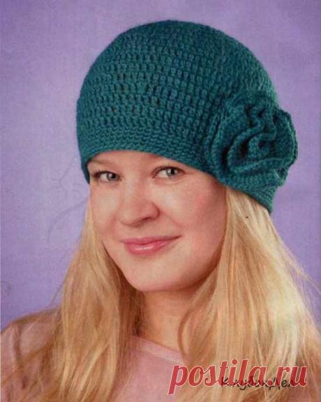 Шапочка с объёмным цветком. Крючком. / klubokdel.ru