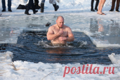 В Кубанской митрополии рассказали, что купание в крещение не очищает от грехов 
Очень многие путают прадник Крещения Господня с таинством святого Крещения, а святую купель, в которой совершается таинство - с прорубью, в которую по традиции окунаются люди на праздник Крещение Господня.

При погружении в прорубь в праздник Крещение не совершается абсолютно никакого священодействия - это исключительно народная традиция.

Поэтому, не то что говорить, даже мыслить об изменении духовного состо