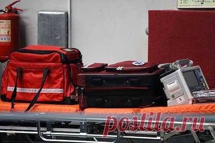 Пьяный россиянин избил приехавшего на вызов к жене фельдшера. В Саратове пьяный мужчина напал на фельдшера скорой помощи, который приехал на вызов к его жене. Об этом сообщило управление МВД по Саратовской области. Бригада медиков прибыла на вызов в квартиру на улице Гвардейская. Причина, по которой россиянин в состоянии алкогольного опьянения напал на фельдшера, не называется.