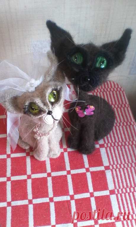 Свадебные киски, вязала по м.к Перцевой. Очень влюблена в ее работы...