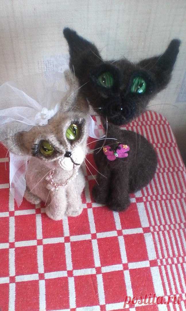 Свадебные киски, вязала по м.к Перцевой. Очень влюблена в ее работы...