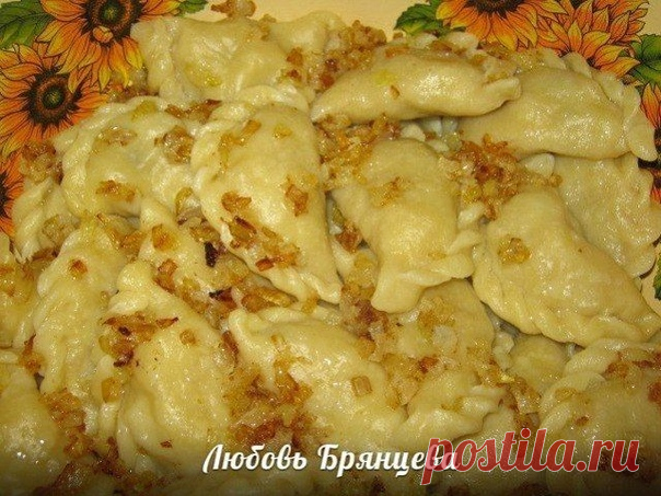 ВАРЕНИКИ ПОЛЕССКИЕ
(Постный стол)
источник http://www.hoziayki.com/2016/12/Postnye-vareniki-s-kv..
автор Любовь Брянцева

Эти вареники впервые я попробовала давным-давно у коллеги по работе, которая была родом из Житомирской области – Украинского Полесся. Так и стались называться они в моей семье – полесскими. И главное: сколько их не налепи, все равно не останется.

Продукты для теста: 3 ст.л. растительного рафинированного масла, 300 мл воды, 1 ч.л. соли, около 600 г муки...