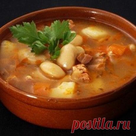 Мелко порубить лук, морковь и чеснок. Разогреть масло в кастрюле и обжарить лук, морковь и чеснок. Лучше всего использовать банку с помидорами, уже нарезанными кубиками. Целые помидоры порубить.