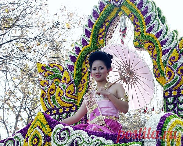 7 февраля-Цветочный праздник 

Одно из самых красивых и впечатляющих событий Таиланда — Фестиваль цветов. Проводится ежегодно на севере страны, в городе Чиангмай (Chiang Mai Flower Festival). Праздник начинается в первую пятницу февраля и длится три дня. История свидетельствует, что когда-то давным-давно город Чиангмай называли «розой севера» (Rose of the North). Считалось, что это самый прекрасный город на севере Таиланда.