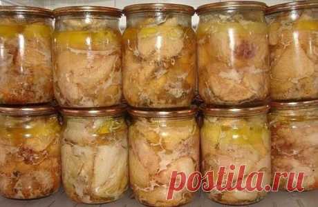 Вкуснейшая домашняя тушенка из курицы
Ингредиенты:
-Курица- 2000 граммов
-Перец черный горошек- 20 штук
-Соль- 20 граммов
-Лавровый лист- 4 штуки
Приготовление:
С мяса курицы снимаем кожу, нарезаем мелкими кусочками, отделаем мяско от костей, укладываем в кастрюльку, солим, перчим, используем любые приправы, которые вам нравятся. Ставим кастрюльку с мяском минут на 40 в холодильник.
Банки тщательно стерилизуем.
Укладываем по 10 перчинок горошком и по 2 лавровых листочка на дно каждой стериль