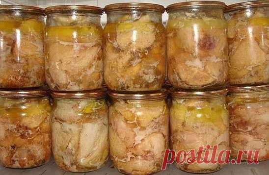 Вкуснейшая домашняя тушенка из курицы
Ингредиенты:
-Курица- 2000 граммов
-Перец черный горошек- 20 штук
-Соль- 20 граммов
-Лавровый лист- 4 штуки
Приготовление:
С мяса курицы снимаем кожу, нарезаем мелкими кусочками, отделаем мяско от костей, укладываем в кастрюльку, солим, перчим, используем любые приправы, которые вам нравятся. Ставим кастрюльку с мяском минут на 40 в холодильник.
Банки тщательно стерилизуем.
Укладываем по 10 перчинок горошком и по 2 лавровых листочка на дно каждой стериль