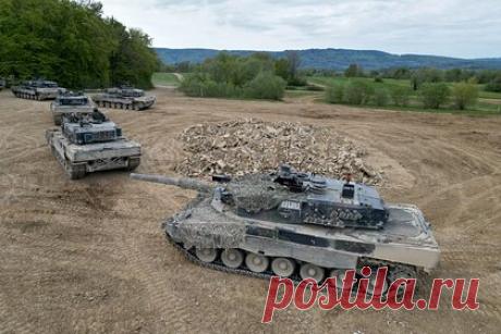 Военный эксперт объяснил исчезновение с фронта танков Leopard и Challenger. То, что под Бахмутом не заметно большого количества бронетанковой техники, выглядит очень подозрительно. Об этом заявил военный эксперт, ветеран военной разведки Рустем Клупов. По его словам, немецкие танки Leopard и британские Challenger, которых пока не видно на фронте, сохраняют для главного удара.