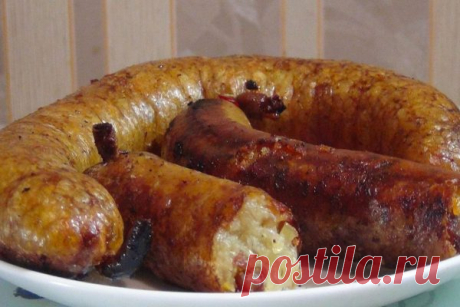 Картофельная колбаса — это безумно вкусно! Горяченькая картофельная колбаса будет самым вкусным блюдом на праздничном столе

РЕЦЕПТ***************

картофель сырой……500 г

сало свиное не соленое…100-120 г

лук репчатый………2 шт

чеснок……….2-3 зубчика

манка……..1 ч.л

соль, перец молотый, лавровый.лист…по вкусу

кишки свиные……1