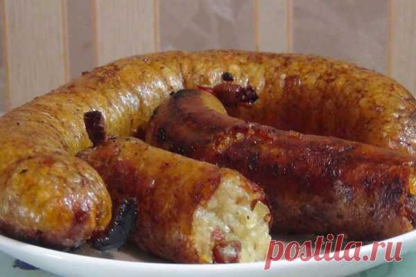 Картофельная колбаса — это безумно вкусно! Горяченькая картофельная колбаса будет самым вкусным блюдом на праздничном столе

РЕЦЕПТ***************

картофель сырой……500 г

сало свиное не соленое…100-120 г

лук репчатый………2 шт

чеснок……….2-3 зубчика

манка……..1 ч.л

соль, перец молотый, лавровый.лист…по вкусу

кишки свиные……1