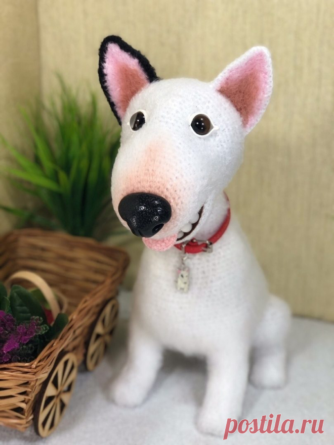 Тамара Петрова
1. Интерьерная игрушка бультерьер. Связан из фактурной пряжи, внутри проволочный каркас, тонировка выполнена сухой пастелью, носик и зубки вылеплены из полимерной глины, глазуи стеклянные, рост 33 см.
2. Малыш Дени связан из мохера, тонирован сухой пастелью, носик из полимерной глины, глазки стеклянные