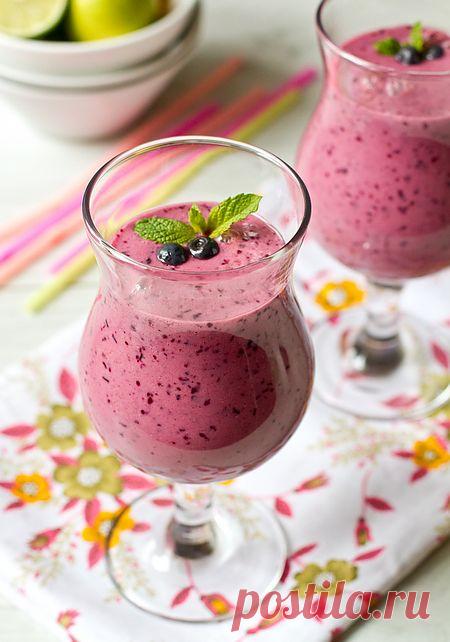 Чернично-персиковый смузи с медом. Автор: Татьяна Назарук