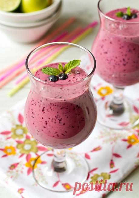 Чернично-персиковый смузи с медом. Автор: Татьяна Назарук