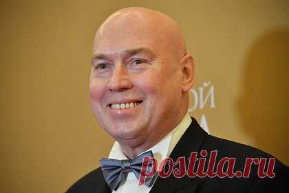 Звезда двух фильмов «Брат» призвал не искать в фильме политику. Народный артист России Виктор Сухоруков, сыгравший в двух частях фильма Алексея Балабанова «Брат», призвал не искать в фильме политику. Он подчеркнул, что герой актера и режиссера Сергея Бодрова-младшего является «образом эпохи». «Идиоты, кто усматривают в фильме какую-то политику», — сказал он.