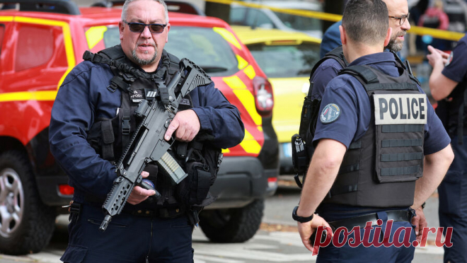 Двое граждан Белоруссии задержаны после нападения на учителя во Франции. Издание Le Parisien написало, что в рамках расследования дела о нападении на учителя во французском Аррасе были задержаны двое белорусов. Всего по делу арестованы 10 человек. "Помимо исполнителя нападения на среднюю школу в Аррасе ...