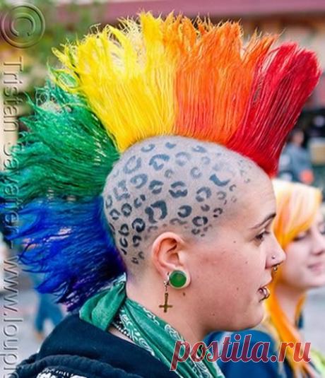 Ибонефик | Чёрт побери Мы с папой пошли в торговый центр, чтобы купить ему новые ботинки (папе 66 лет). И вдруг я заметил, что он смотрит на девушку-подростка, стоящую неподалеку... У нее на голове был ирокез, раскрашенный в разные цвета: зеленый, красный, оранжевый и синий. Папа продолжал смотреть на нее. Девушка почувствовала на себе его взгляд и обернулась. Когда эта ситуация повторилась во второй раз, она язвительно спросила: — В чем дело, старик? Никогда в жизни не со...