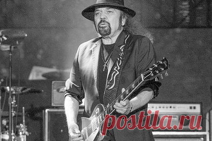 Умер последний из основателей группы Lynyrd Skynyrd. Умер последний из остававшихся в живых основателей группы Lynyrd Skynyrd Гэри Россингтон. Автору песен и гитаристу был 71 год. Причина смерти не называется. Известно, что у музыканта в последние два десятилетия были проблемы с сердцем. Ранее артист признавался, что мечтает «умереть в сапогах», а не в постели.