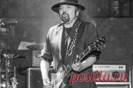 Умер последний из основателей группы Lynyrd Skynyrd. Умер последний из остававшихся в живых основателей группы Lynyrd Skynyrd Гэри Россингтон. Автору песен и гитаристу был 71 год. Причина смерти не называется. Известно, что у музыканта в последние два десятилетия были проблемы с сердцем. Ранее артист признавался, что мечтает «умереть в сапогах», а не в постели.