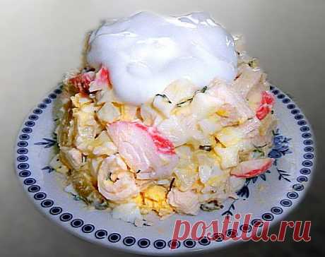 Салат для из курицы ЧБ.Грудинка курицы,крабовые палочки,яйца,корнюшоны,люк,дюкановский майонез,зелень.Вкусно!