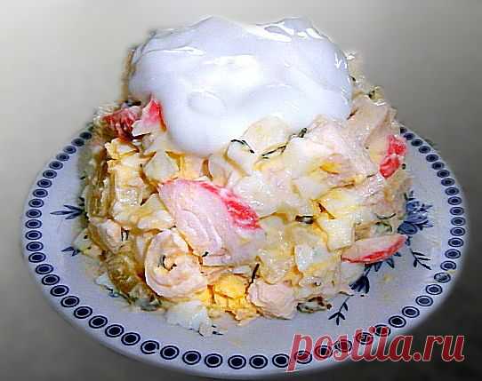 Салат для из курицы ЧБ.Грудинка курицы,крабовые палочки,яйца,корнюшоны,люк,дюкановский майонез,зелень.Вкусно!
