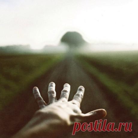 #parable@inspiration_cards 

И я понял в этот момент, по кому скучаю. Я понял, какого человека мне не хватает в жизни. Я со всей ясностью осознал, по кому я невыносимо тоскую, тоскую давно, и кого мне так недостаёт каждый прожитый мною день. Я скучаю по себе. Настоящему и Счастливому. 

© Е. Гришковец
