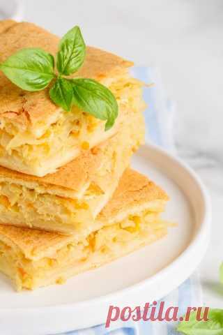 Заливной пирог с капустой на молоке - Лайфхакер