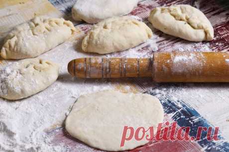 Пирожки с луком и яйцом: рецепт в сковороде и духовке