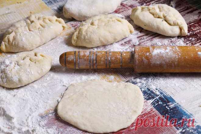 Пирожки с луком и яйцом: рецепт в сковороде и духовке