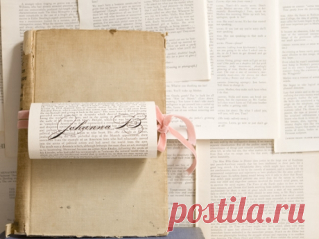 DIY Vintage Frames | Ruffled We’re loving our next wedding favor idea, closing our week on a high note. Aside from looking precious, these wedding favors can double as escort cards or place cards. All you need are old hardcover books, mats and glue. What you’ll need: -old hadcover books or binders board and linen. We chose vintage books that …