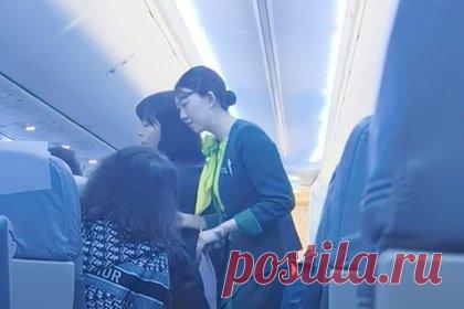 Самолет совершил экстренную посадку из-за желавшего сесть рядом с девушкой пассажира