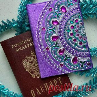 Интернет сегодня предательски не хочет работать. А я с утра как маленькая хожу с этой обложкой , смотрю при разном освещении и улыбаюсь. Видимо, новогодняя суета меня так сильно вдохновила,что хочется ярких красок и блеска камней. Мои любимые @tairkraski . Старая обложка для паспорта приобрела неповторимый новый вид. #вдохновение #точечная_роспись #дизайн #instaart #saintpetersburg #мирмоимиглазами #роскошь #настроение #вподарок #оглянисьвокруг #мирпрекрасен #восток #инкру...