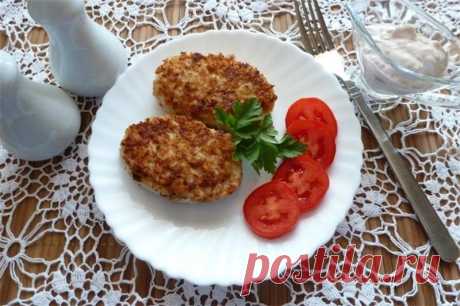 Котлеты из кальмаров с рисом вкусные и нежные Ингредиенты кальмар 3 шт. рис 100 г лук 1 шт. яйца куриные 1 шт. пармезан 80 г соль по вкусу сухари панировочные 4 ст.л. Процесс приготовления Сварить рис до готовности и оставить охлаждаться. Сыр нат…