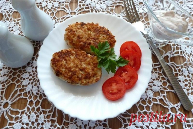 Котлеты из кальмаров с рисом вкусные и нежные Ингредиенты кальмар 3 шт. рис 100 г лук 1 шт. яйца куриные 1 шт. пармезан 80 г соль по вкусу сухари панировочные 4 ст.л. Процесс приготовления Сварить рис до готовности и оставить охлаждаться. Сыр нат…