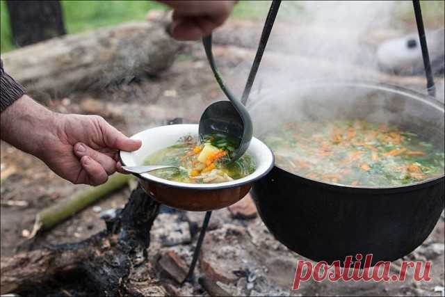 НЕМНОГО РЕЦЕПТОВ ПОХОДНОЙ КУЛИНАРИИ ИЗ РЫБЫ

Уха тройная
Отваривают завернутых в чистую марлю мелких рыбешек, головы, плавники крупных рыб, отжимки выбрасывают. Закладывают, опять же в марле, еще одну порцию мелкой рыбы. После того как она будет отварена, отжата и выброшена, в котелок закладывают, как и в предыдущем рецепте, картофель, лук, специи и куски крупной очищенной рыбы (когда картофель станет полуготовым), ее жировые пленки и варят до готовности.

Уха прозрачная
С...
