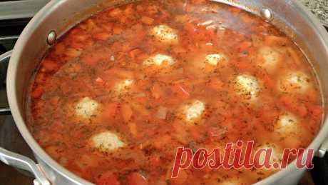 Вкусный Овощной Суп с Мясными Фрикадельками/ Рецепт Супа с Фрикадельками/Готовится Легко и Быстро ИНГРЕДИЕНТЫ:1.Вода 2 - 2,5 л.2.Мясной фарш, на видео фарш из индейки 700 гр.3.Лук 2 шт.(в фарш и суп)4.Морковь 1 шт.5.Помидор свежий 1-2 шт.6.Болгарский перец 1 шт.7.Картофель 350-500 гр.8.Яйцо 1 шт. в фарш9.Соль/Перец по вкусу10.Растительное масло 4 ст.л.11.Сушеный чеснок 1 ч.л.12.Укроп...