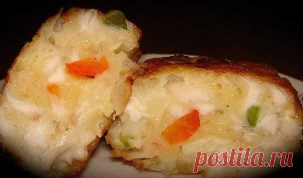 Котлеты из куриного мяса с овощами и сыром.