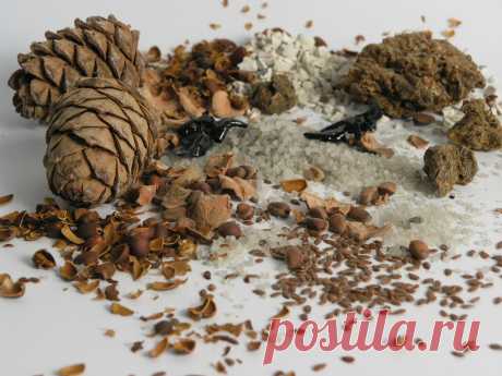 В нашей косметике используем  природную соль Малинового озера, расположенного на Алтае. Природная соль алтайских озер, содержит помимо солей натрия, много макро- и  микроэлементов. Основную ценность малиновоозерской соли для косметических целей придают примеси планктона, состоящего из рачков Артемия и их яиц, в которых содержатся все необходимые для жизни элементы в легко усваиваемой форме.
Измельченная скорлупа кедровых орехов устраняет воспалительные реакции, заживляет мелки ранки, ушибы.