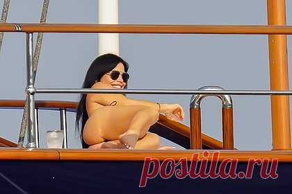 53-летнюю невесту Безоса заметили в бикини на яхте за 42 миллиарда рублей. Американскую репортершу Лорес Санчес заметили на суперъяхте Koru, которая принадлежит ее возлюбленному, основателю Amazon Джеффу Безосу. Папарацци запечатлели 53-летнюю предполагаемую невесту предпринимателя на борту судна стоимостью 500 миллионов долларов (42 миллиарда рублей) в бикини черного цвета.