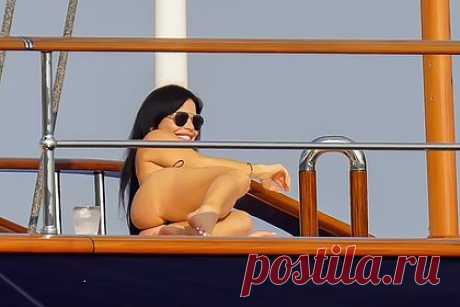 53-летнюю невесту Безоса заметили в бикини на яхте за 42 миллиарда рублей. Американскую репортершу Лорес Санчес заметили на суперъяхте Koru, которая принадлежит ее возлюбленному, основателю Amazon Джеффу Безосу. Папарацци запечатлели 53-летнюю предполагаемую невесту предпринимателя на борту судна стоимостью 500 миллионов долларов (42 миллиарда рублей) в бикини черного цвета.