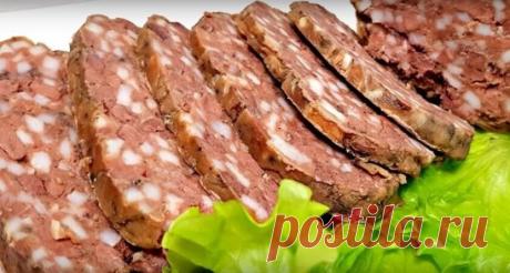 Улетная закуска из печени
Хочу предложить вашему вниманию необычный рецепт: таким образом навряд ли кто-то из вас готовит печень.
Процесс на удивление простой, но не очень быстрый: надо запастись терпением. Печень отлично сочетается с салом, чесноком и специями, закуска намного вкуснее колбасы – и идеально подходит для бутербродов. В общем, своими руками создаем неповторимую вкуснятину!
