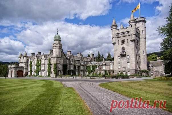 Замок Балморал один из красивейших замков Шотландии Замок Балморал (Balmoral Castle) – это один из самых знаменитых замков Шотландии, находится он в области Абердиншир и является летней резиденцией английской королевской четы. Он не самый старый, но возраст его почтенен. Свое название замок Балморал получил в наследство от некогда...