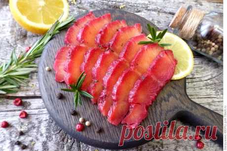 Гравлакс со свёклой или солёный лосось по-скандинавски Это блюдо, конечно же, моя бабушка не готовила, но я всё равно хочу с вами поделиться. Рецепт сравнительно молод, но стал любимым в нашей семье. Такой вид засола очень аппетитно смотрится на столе, бутерброды и канапе с такой рыбкой разлетаются на ура, а если поставите на праздничный стол такую рыбу, то восторг и почтение гостей вам, как хозяйке, обеспечен.