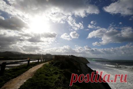 В Атлантике запустился механизм неминуемой климатической катастрофы. Климатолог Никлас Боерс из Постдамского института изучения климатических изменений опубликовал статью в журнале Nature Climate Change, в которой доказывается ослабление Атлантической меридиональной циркуляции (AMOC) — системы океанических течений, переносящих теплую воду из тропиков в Северную Атлантику.