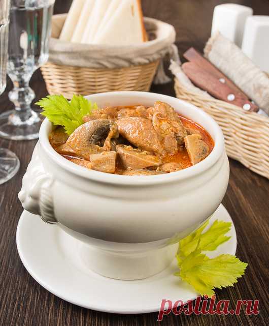 Паприкаш из курицы с грибами на Вкусном Блоге Еще один простой, быстрый и довольно экономичный рецепт на каждый день. Вариация на тему венгерского паприкаша – только с курицей и грибами. Здесь я использовала филе куриных бедер, но вы можете взять и филе грудок. А еще – просто заменить курицу на свиную или говяжью вырезку. Или на индейку. Подать…