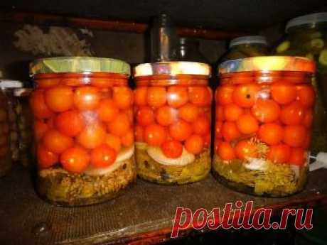 Помидоры черри  

Продукты:
На 1 литровую банку:
1/2 лист хрена,
зонтик укропа,
1 ветка петрушки, 
пару колечек острого перца,
1 луковица,
перец горошком,
лаврушка.

Приготовление:
Укладываем помидорки, заливаем кипятком, даем постоять 30 минут.
Сливаем в кастрюлю и делаем рассол: 1 ст. ложка соли без верха, 3 ст. ложки сахара без верха и 20 грамм яблочного уксуса.
Довести до кипения, залить помидоры, закатать.