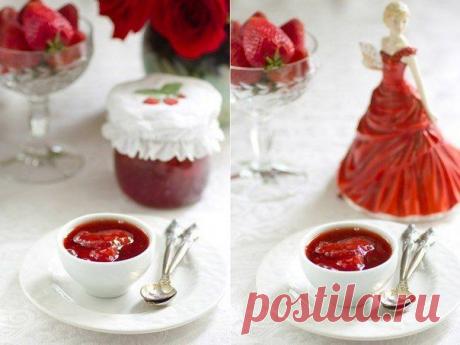 Клубничный джем
1 кг клубники, вымыть и вырезать плодоножку
500г мелкого сахара
125 мл лимонного сока

Выложить ягоды в большую медную кастрюлю*. Засыпать сахаром и полить лимонным соком. Оставить на пол-часа-час или пока клубника пустит сок. Поставить готовится на медленный огонь, помешивая, минут 6 или пока сахар не расстворится. Затем увеличить огонь и довести до кипения. Варить, часто помешивая, примерно 20-25 минут. Собирать образующуюся пенку.
Разлить горячий джем по  банкам.